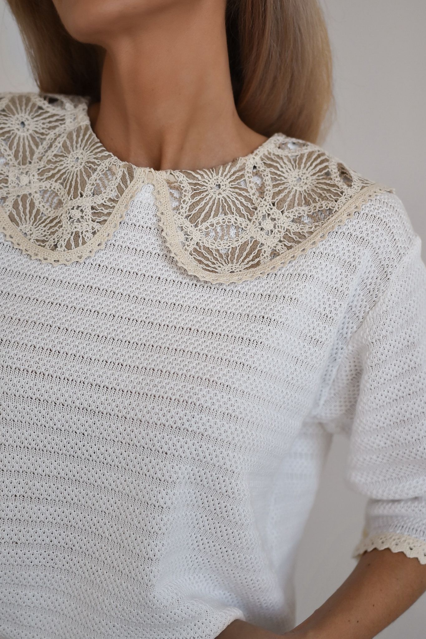 Kołnierzyk z beżowej koronki
