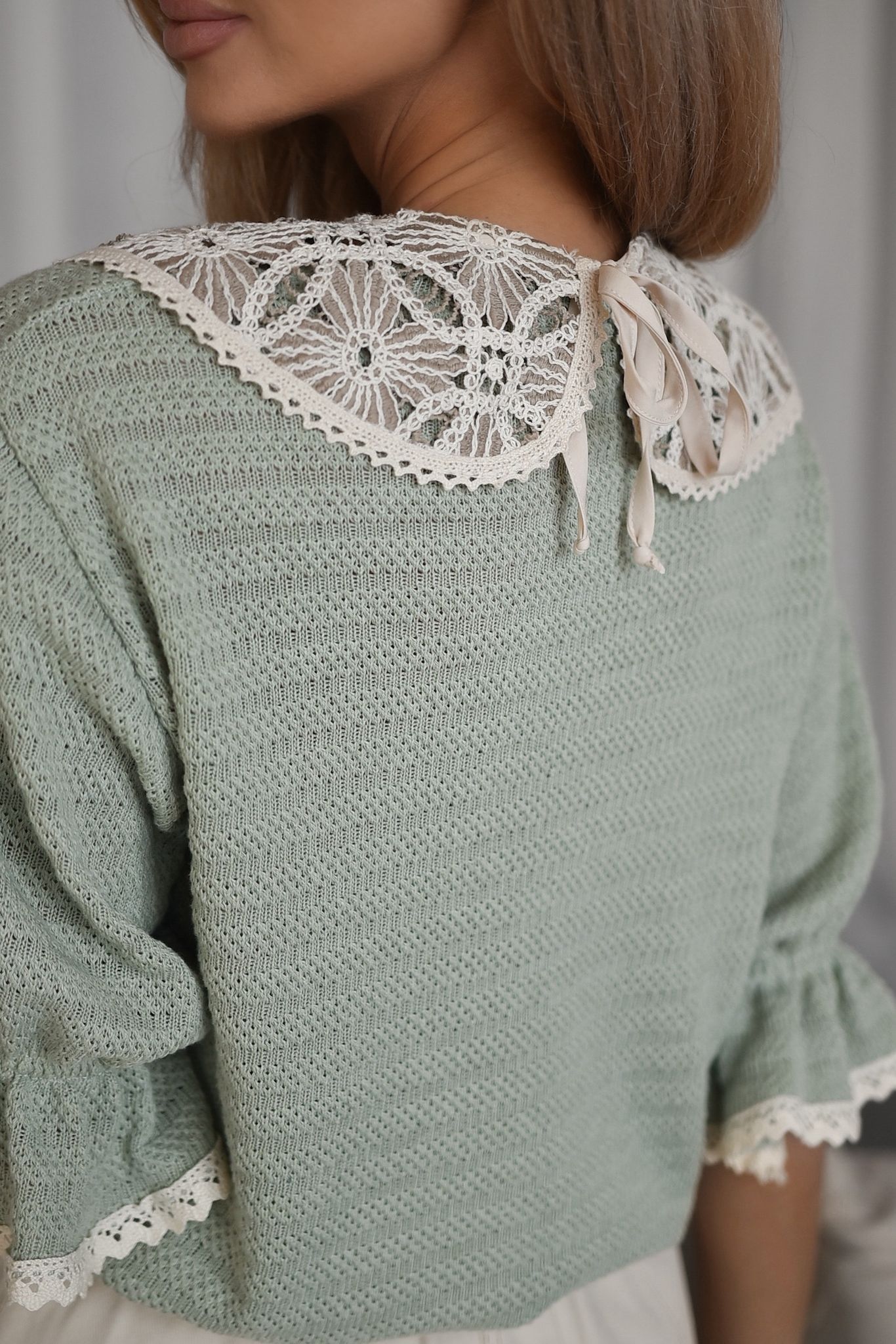 Kołnierzyk z beżowej koronki