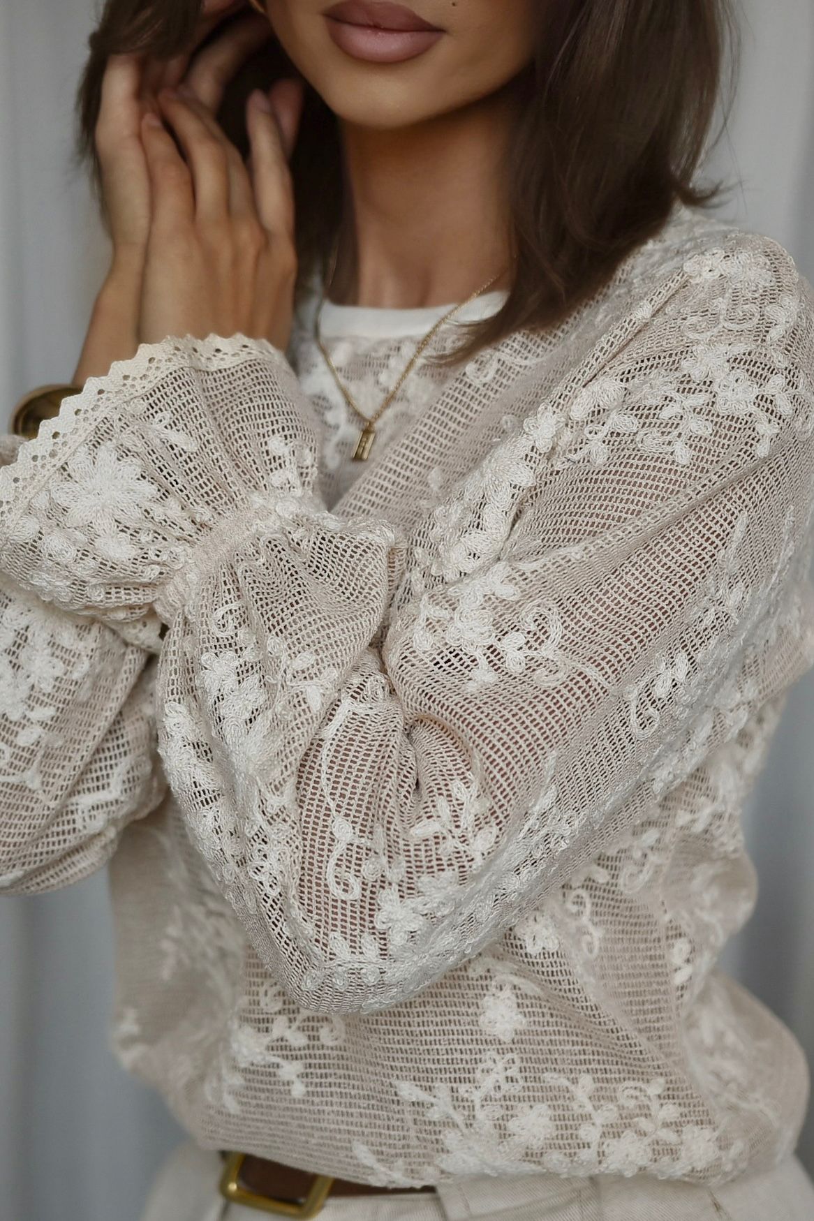 Bluzka z haftem ROSE beżowa