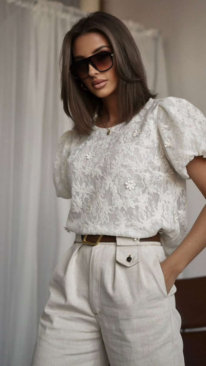 Bluzka z haftem BLINK biała