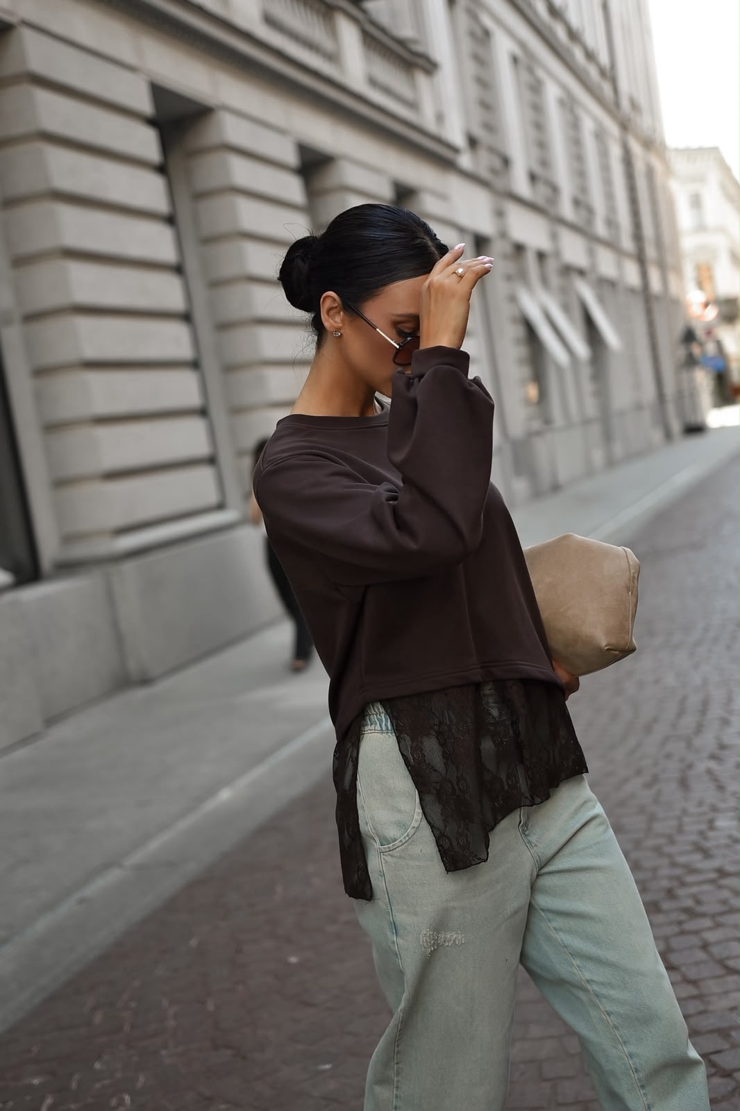 Bluza z koronką ADELA brązowa
