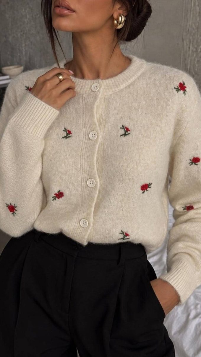 Sweter z haftem ROZALIA kremowy